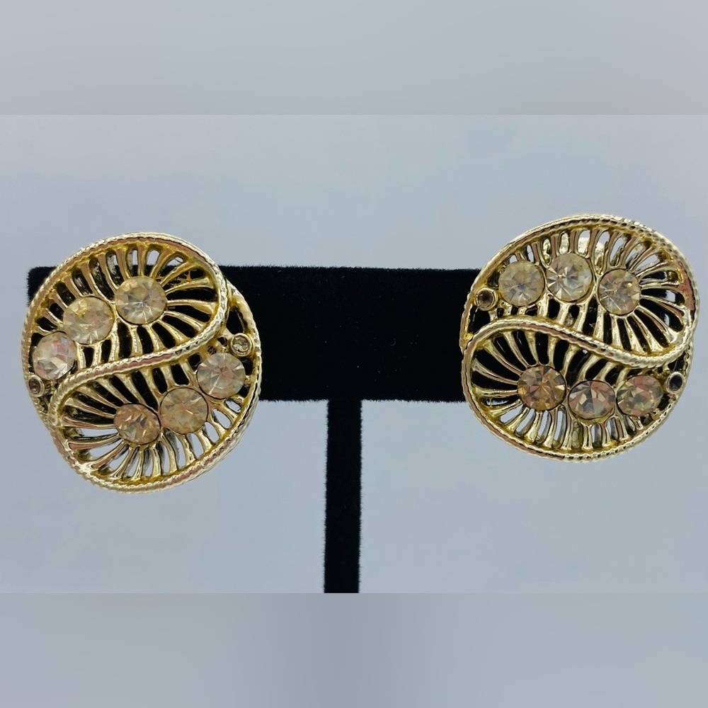 Vintage Signed Coro Gold Tone Filigree Rhinestone Round Clip On Earrings